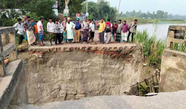 টাঙ্গাইলে ব্রিজের সংযোগ সড়ক বিচ্ছিন্ন, লক্ষাধিক মানুষের ভোগান্তি