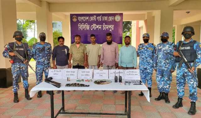 চাঁদপুরে বিদেশি শটগানসহ ৫ ডাকাত আটক