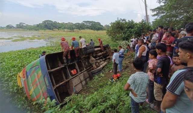 চাঁদপুরে বাস খাদে পড়ে আহত-১১
