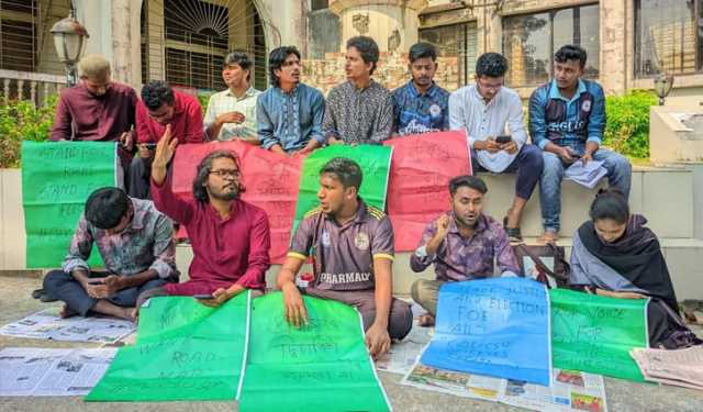 কুকসু নির্বাচনের রোডম্যাপের দাবিতে শিক্ষার্থীদের অবস্থান কর্মসূচি