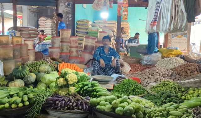 ধামরাই বাজারে চাল-ডাল স্থিতিশীল, বেড়ছে সবজি-আলু-পেঁয়াজের দাম