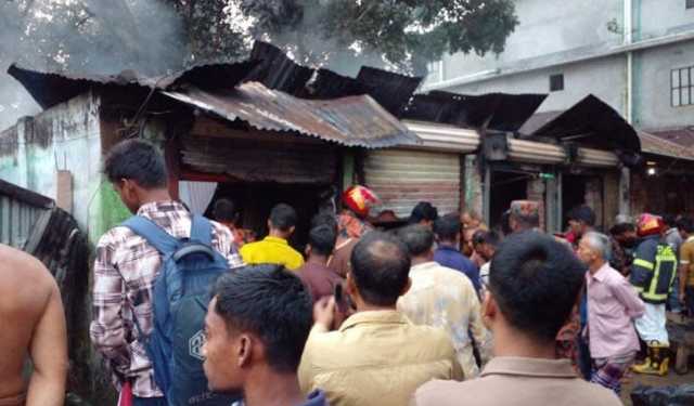 নড়াইলে আগুনে পুড়ল তিন দোকান, দগ্ধ ১