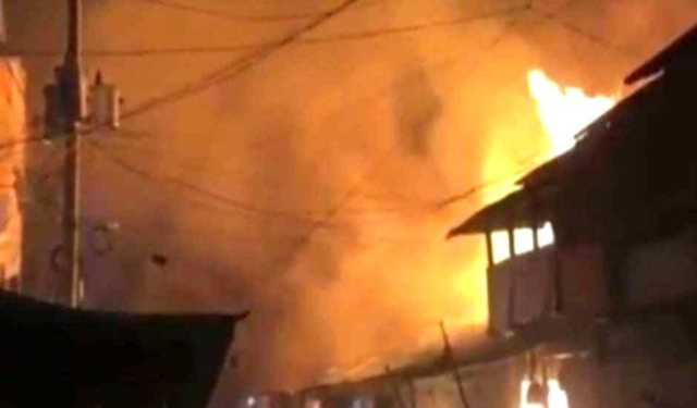 আলেকজান্ডার বাজারে আগুনে পুড়ল ১৫ দোকান
