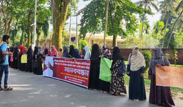 গাজীপুরে শিশু ধর্ষণের প্রতিবাদে রাবিতে মানবনন্ধন