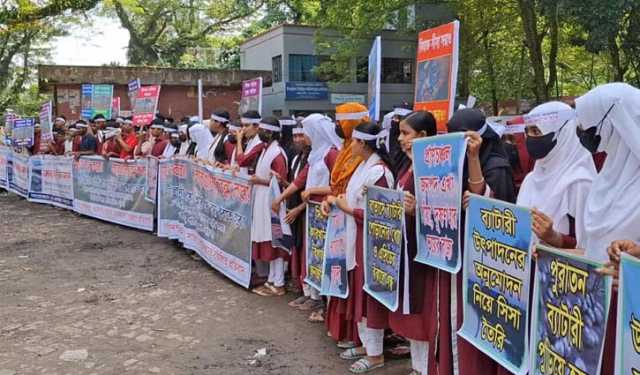 ক্লাস থেকে ডেকে নিয়ে শিক্ষার্থীদের মানববন্ধন করানোর অভিযোগ