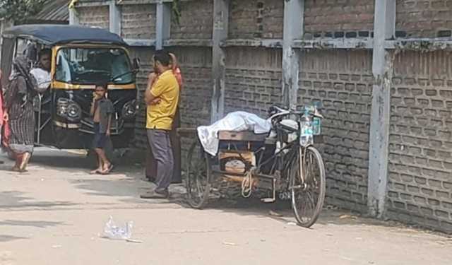 মোবাইল চার্জ দেওয়াকে কেন্দ্র করে যুবককে কুপিয়ে হত্যা