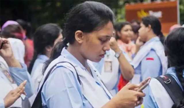 এইচএসসির ফলের আড়ালে চোখের জল, শিক্ষায় কীসের সংকেত