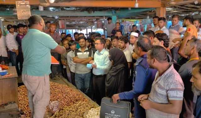 পেঁয়াজের দাম স্বাভাবিক রাখতে হিলি বাজারে অভিযান 