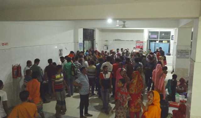 যাত্রী বহনে রাজি না হওয়ায় বাবা-ছেলেকে কুপিয়ে জখম