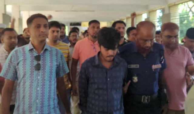 ইবিতে নিষিদ্ধ ঘোষিত ছাত্রলীগের নেতাকে পুলিশে সোপর্দ