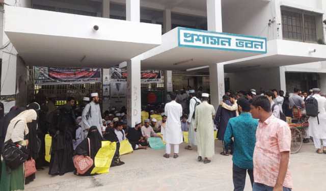 ইবিতে কুরআন ও হিজাববিরোধী মন্তব্যের প্রতিবাদ শিক্ষার্থীদের