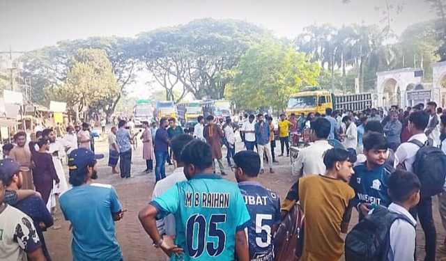 ইবি শিক্ষার্থীদের মহাসড়ক অবরোধ, রেহায় পায়নি রোগীরা