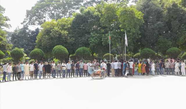 ইবিতে ছাত্রীর পোশাক নিয়ে শিক্ষকের কটূক্তি, শিক্ষার্থীদের প্রতিবাদ