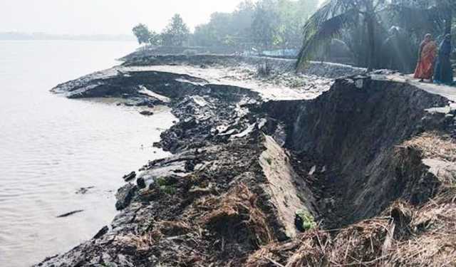 খুলনার ঝপঝপিয়া নদী ভাঙন: আতঙ্কে ৬ গ্রামের মানুষ 