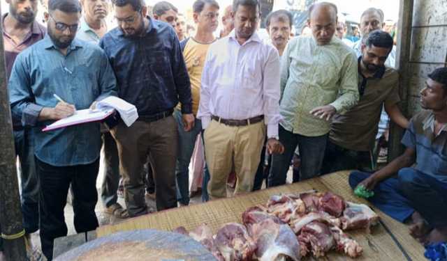 ঝিনাইদহে অস্বাস্থ্যকর পরিবেশে মাংস বিক্রি, ২ ব্যবসায়ীকে জরিমানা