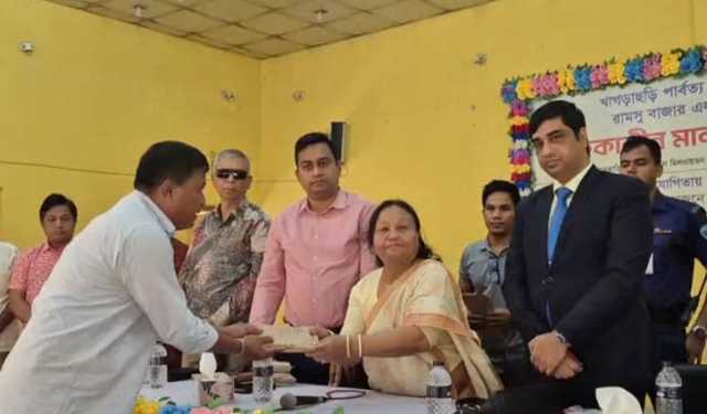 খাগড়াছড়িতে সহিংসতায় ক্ষতিগ্রস্ত পরিবারের পাশে পার্বত্য মন্ত্রণালয়