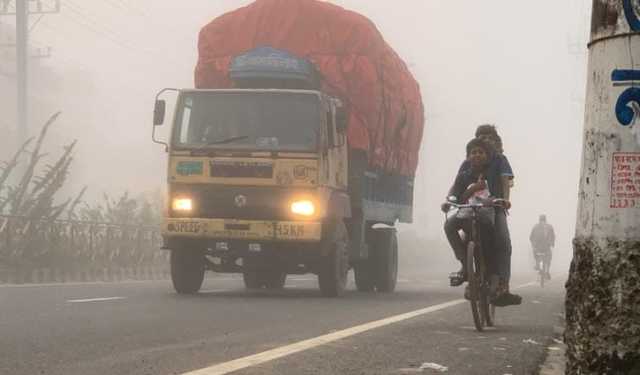 কুয়াশার চাদরে মোড়ানো রাজশাহী, তাপমাত্র ১৯.৯ ডিগ্রি
