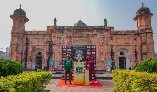 লালবাগে হোপকে নিয়ে ট্রফি উন্মোচন করলেন মিরাজ