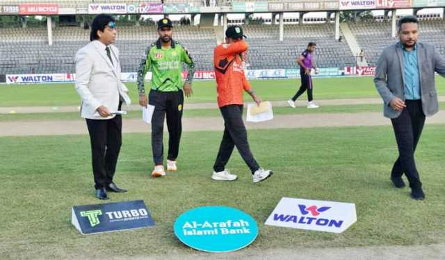 টস হেরে ব্যাটিংয়ে খুলনা
