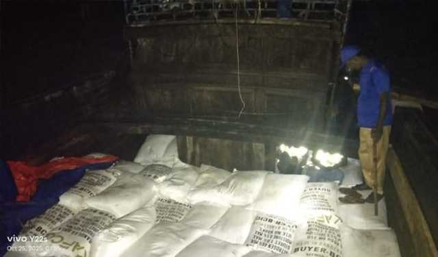 নোয়াখালীতে ৩০০ বস্তা ইউরিয়া সার জব্দ