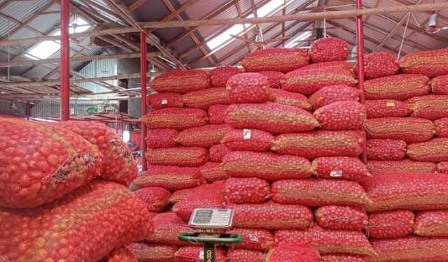 চাঁপাইনবাবগঞ্জে পেঁয়াজের দামে সেঞ্চুরি