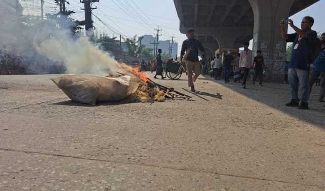 আশুলিয়ার সড়কে ৪ কারখানার শ্রমিকদের বিক্ষোভ, টিয়ারশেল নিক্ষেপ