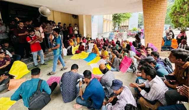 রাবি ছাত্রীর মৃত্যুর ৩ দিনেও তৈরি হয়নি প্রতিবেদন, শিক্ষার্থীদের বিক্ষোভ