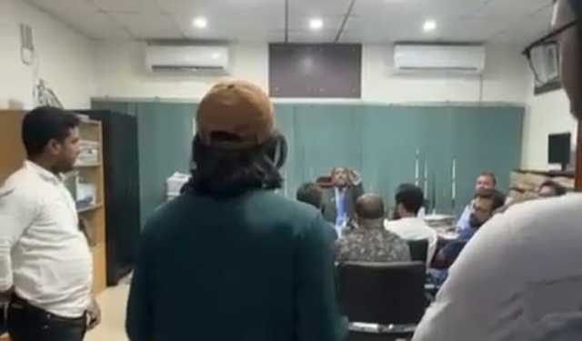 ‘বেয়াদব ছেলে, গেট আউট’ রাকসুর জিএসকে বললেন ভারপ্রাপ্ত রেজিস্ট্রা