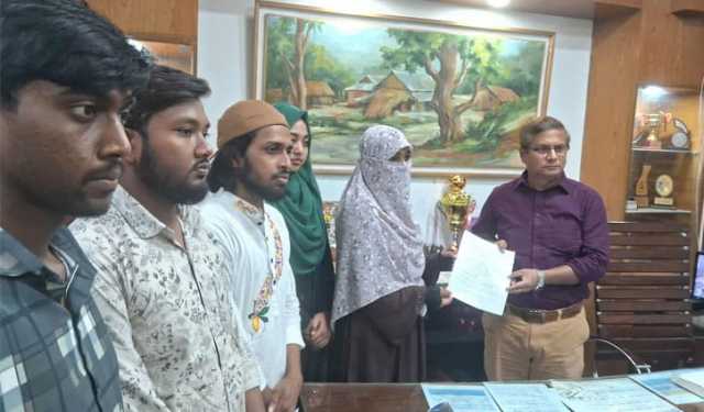 হিজাব নিযে মন্তব্য: রাবি অধ্যাপকের শাস্তির দাবিতে স্মারকলিপি