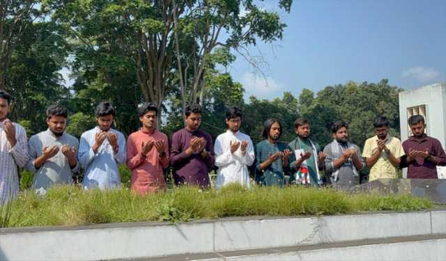 শহীদ শামসুজ্জোহার কবর জিয়ারত করলেন রাকসুর নির্বাচিত প্রতিনিধিরা