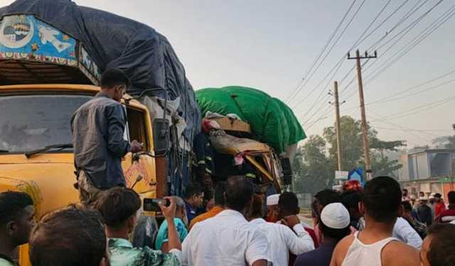 ট্রাকের পেছনে অপর ট্রাকের ধাক্কা, নিহত ২