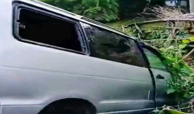 চায়ের দোকানে ঢুকে পড়ল মাইক্রোবাস, আহত ৫