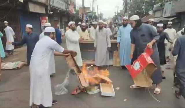 চট্টগ্রামে বাসচাপায় হেফাজত নেতার মৃত্যু, সড়ক অবরোধ