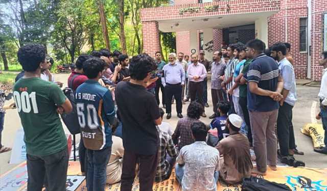 শাকসুর রোডম্যাপের দাবিতে শিক্ষার্থীদের অবস্থান কর্মসূচি