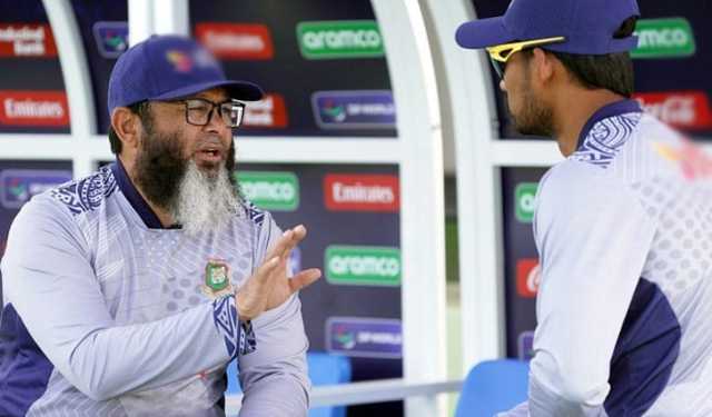 বোলার নয়, বল দেখে খেলতে বললেন মুশতাক