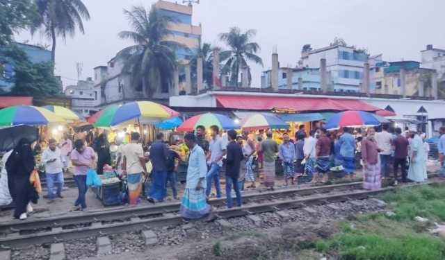 তালাবদ্ধ নরসিংদীর ৩ স্টেশন, যাত্রী দুর্ভোগ চরমে