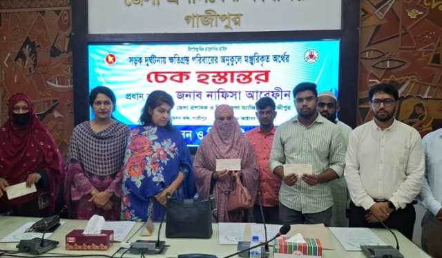 সড়ক দুর্ঘটনায় নিহত পাঁচজনের পরিবার পেল ২৫ লাখ টাকা 