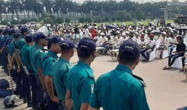 সংসদ ভবনের সামনে অবস্থান ‘জুলাই শহীদ পরিবার-আহতদের’