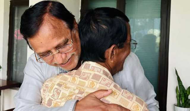 সাংবাদিককে বুকে জড়িয়ে বিএনপি নেতা সালামের দুঃখ প্রকাশ