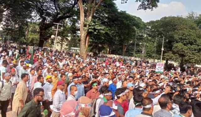 শহীদ মিনারে প্রাথমিক শিক্ষকদের অবস্থান, ২ উপদেষ্টার পদত্যাগ দাবি