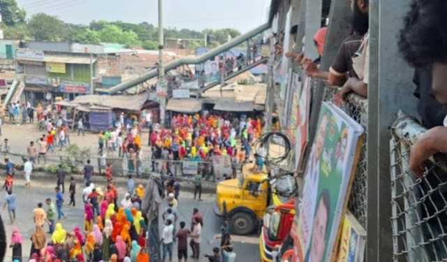 কারখানা খোলার দাবিতে সড়কে শ্রমিক বিক্ষোভ, সাউন্ড গ্রেনেড নিক্ষেপ