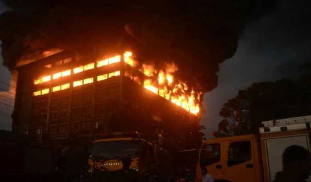 ৭ ঘণ্টায় নিয়ন্ত্রণে আসেনি চট্টগ্রামে কারখানার আগুন