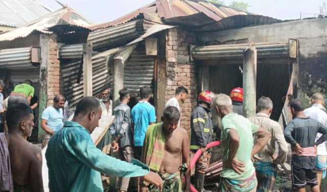 কুষ্টিয়ায় আগুনে পুড়ে ছাই ১৩ দোকান, কোটি টাকার ক্ষতি