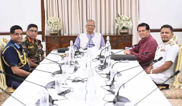 প্রধান উপদেষ্টার সঙ্গে তিন বাহিনীর প্রধানের সাক্ষাৎ