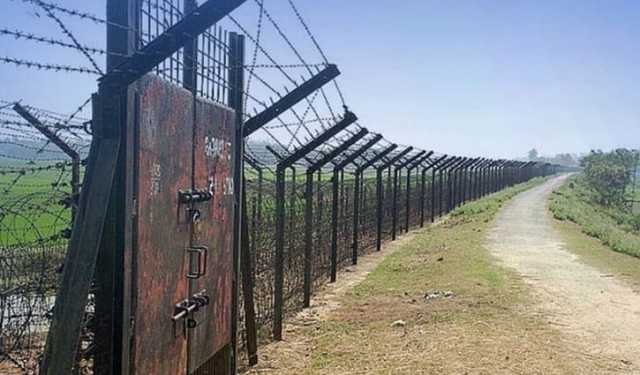 ভারতে প্রবেশের চেষ্টাকালে ঝিনাইদহ সীমান্তে নারী-শিশুসহ আটক ১১