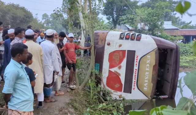কিশোরগঞ্জে বাস নিয়ন্ত্রণ হারিয়ে পুকুরে