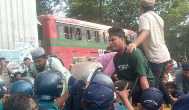 প্রতিবন্ধী গ্র্যাজুয়েটদের যমুনা অভিমুখে পদযাত্রায় পুলিশের বাধা