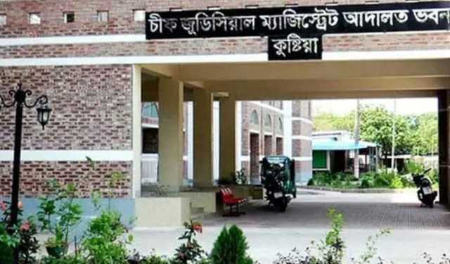 কুষ্টিয়ায় আদালতের এজলাস কক্ষ থেকে ছু‌রিসহ যুবক গ্রেপ্তার