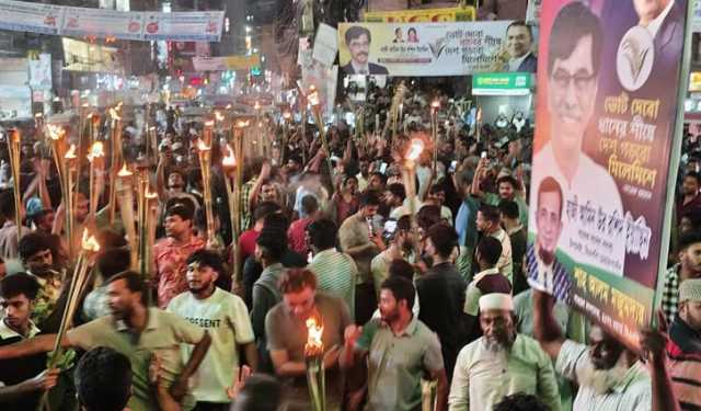 কুমিল্লা-৬: মনোনয়নবঞ্চিত ইয়াসিন সমর্থকদের ফের মশাল মিছিল-বিক্ষোভ