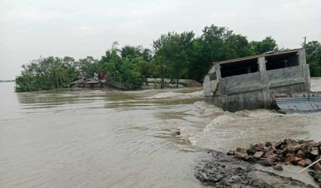 দাকোপে বেড়িবাঁধ ভেঙে ৩ গ্রাম প্লাবিত